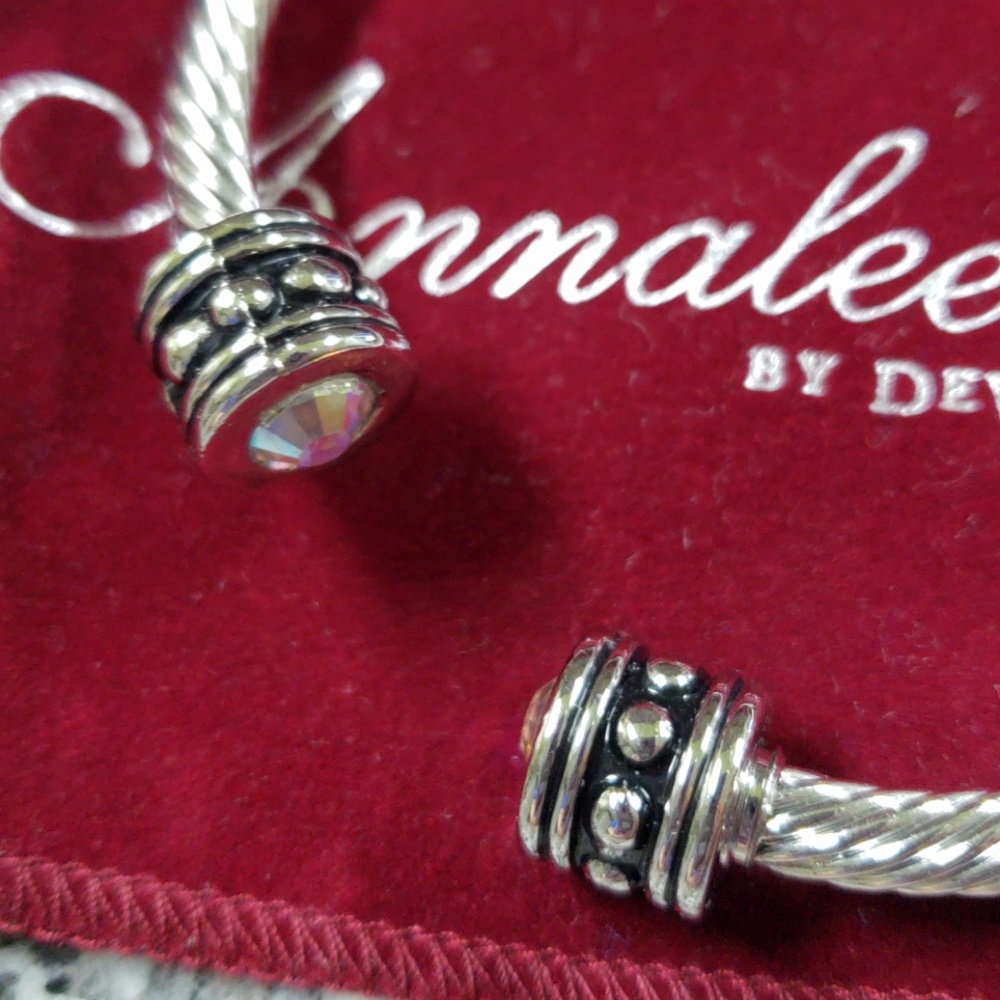 Fashion Jewelry Bracelet w/sparkling faux stones - Picture 3 of 6